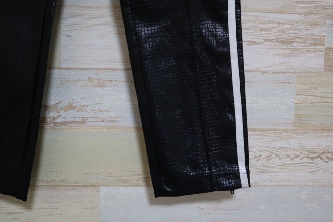 アディダス プレミアム フェイクレザー SST リュクス トラックパンツ