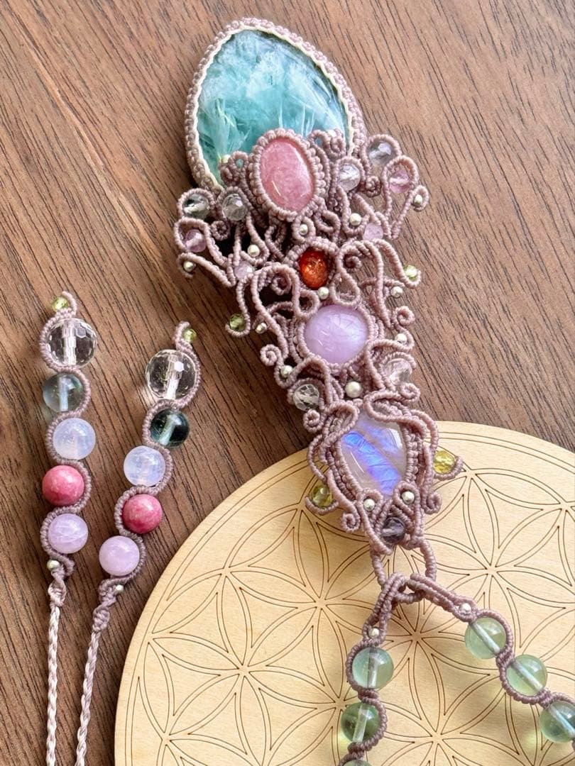 エンジェルフェザーフローライトのマクラメ編みネックレス♡その他石の詳細は説明にて