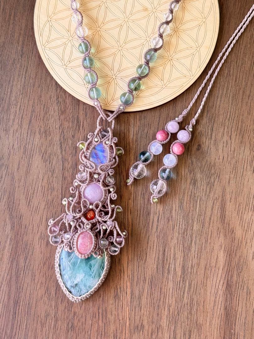 エンジェルフェザーフローライトのマクラメ編みネックレス♡その他石の詳細は説明にて