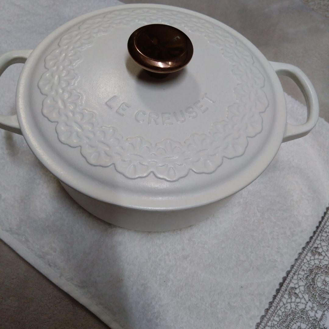 ルクルーゼ　ソーシエ　フラワーレリーフ 21＆ココットロンド20 レースレリーフ