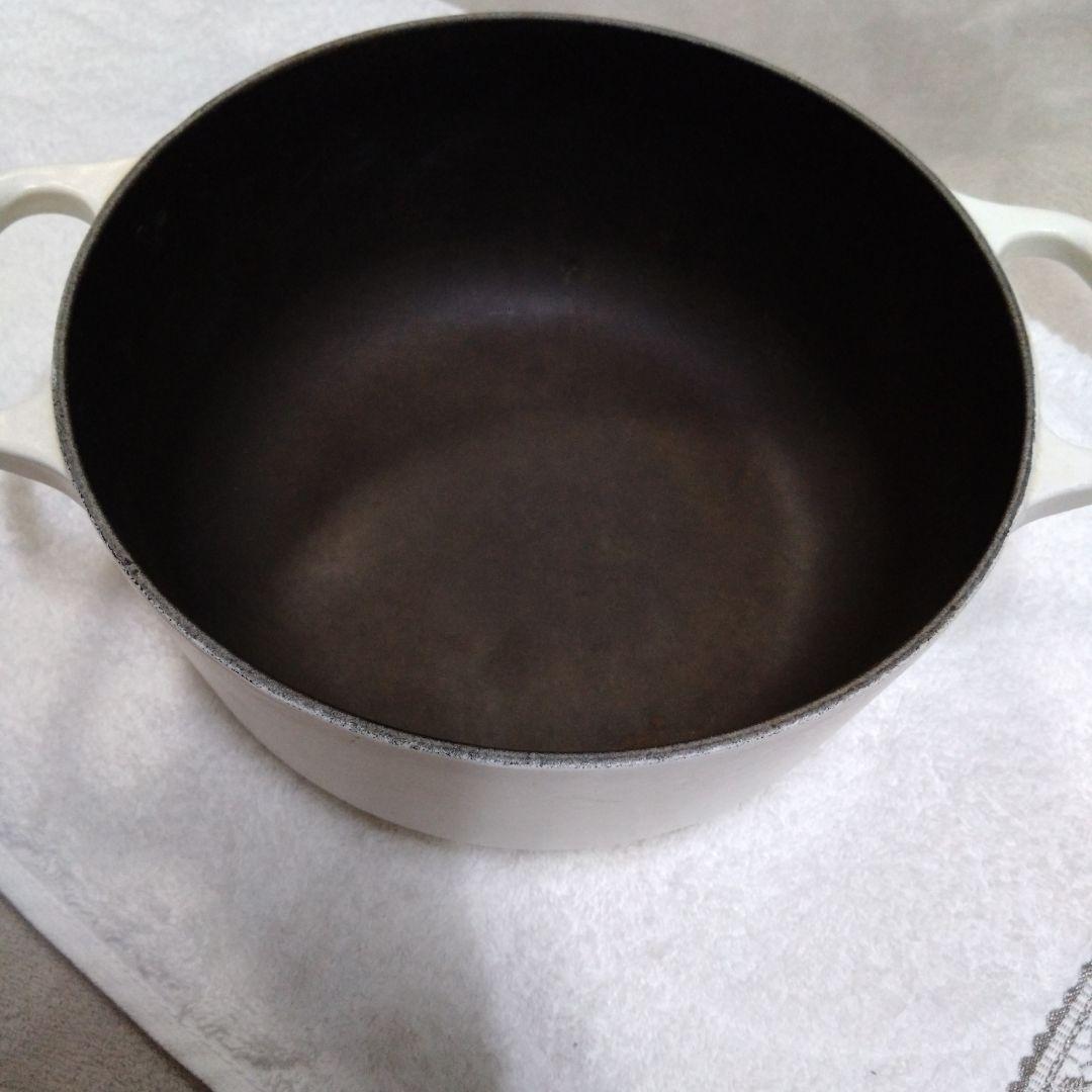 ルクルーゼ　ソーシエ　フラワーレリーフ 21＆ココットロンド20 レースレリーフ