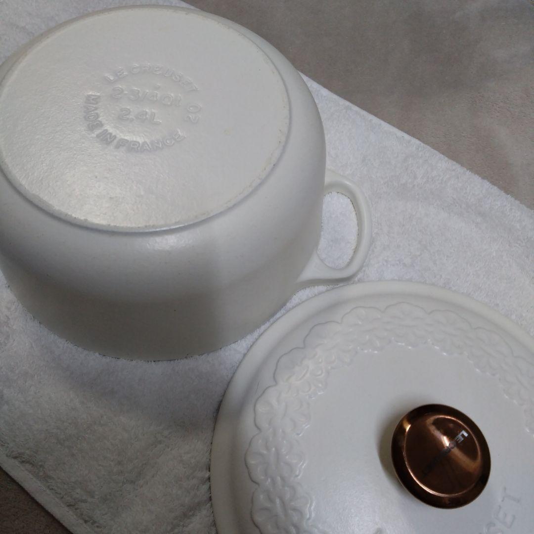 ルクルーゼ　ソーシエ　フラワーレリーフ 21＆ココットロンド20 レースレリーフ