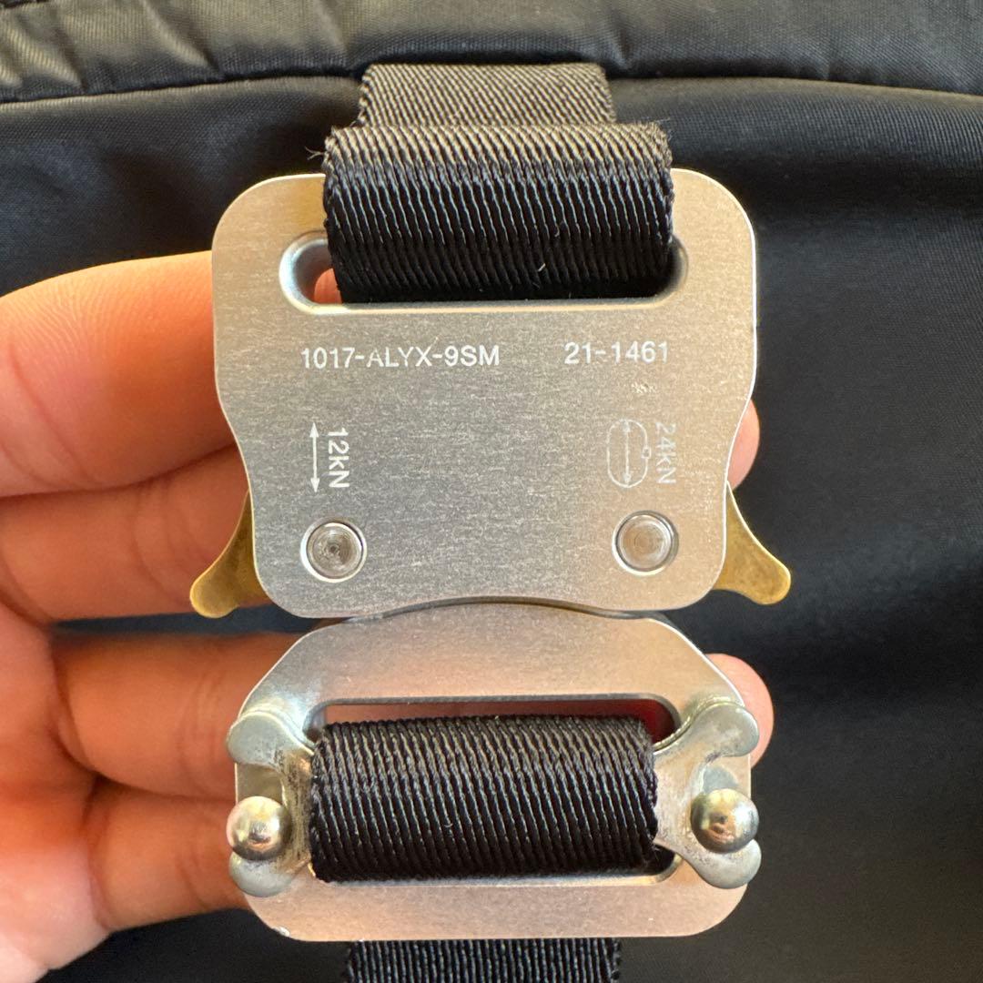 1017-ALYX-9SM ブラックショルダーバッグ