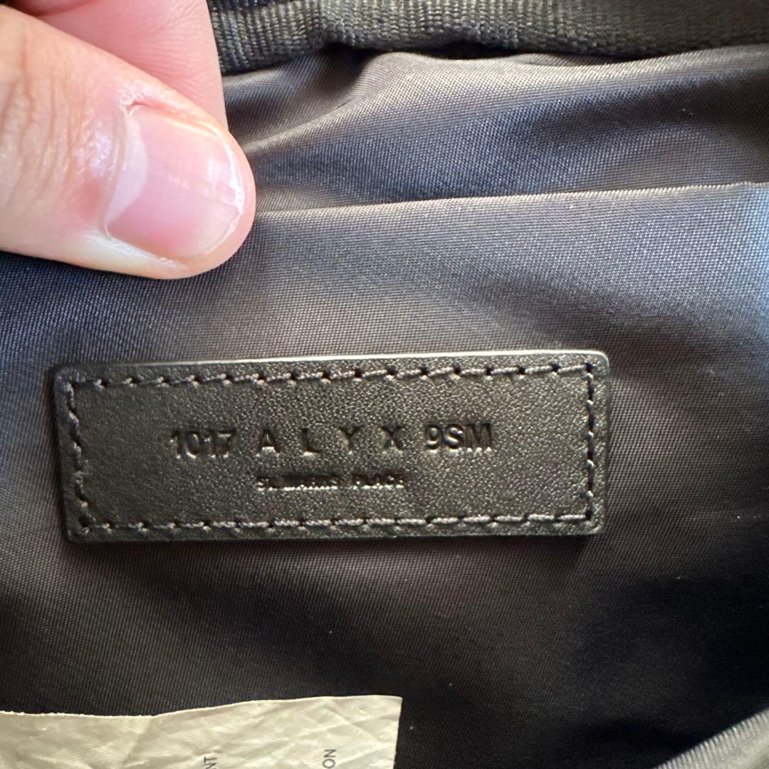1017-ALYX-9SM ブラックショルダーバッグ