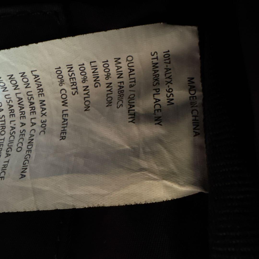 1017-ALYX-9SM ブラックショルダーバッグ