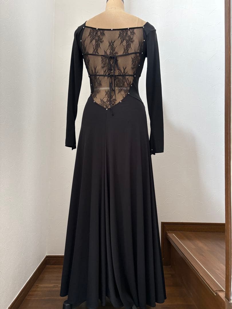 社交ダンス　黒ドレス レースバック
