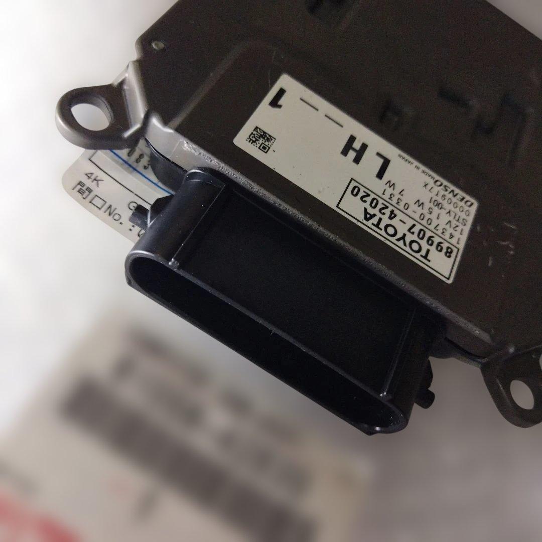 トヨタヘッドライトコンピューター 89907-42020　81056-42830