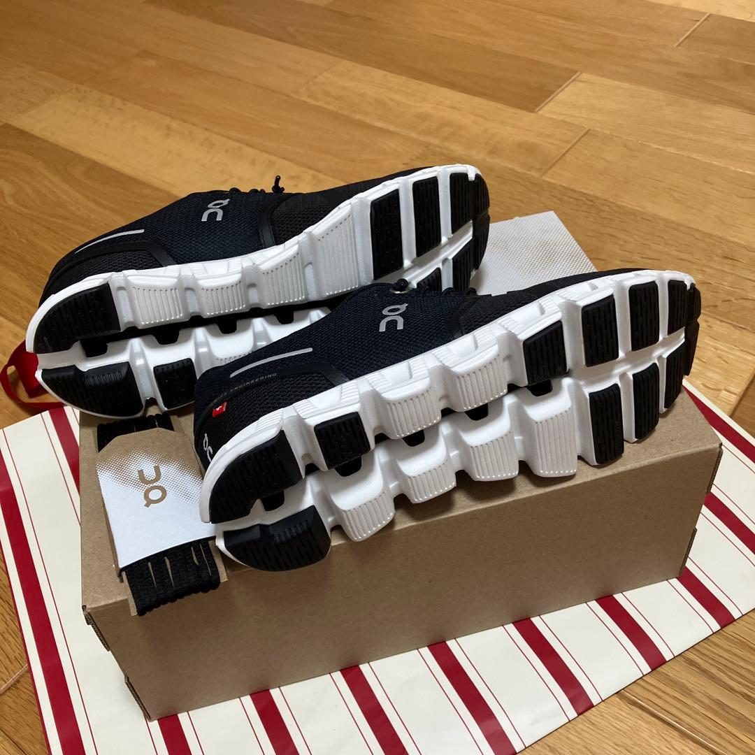 On ブラック スニーカー ランニングシューズ