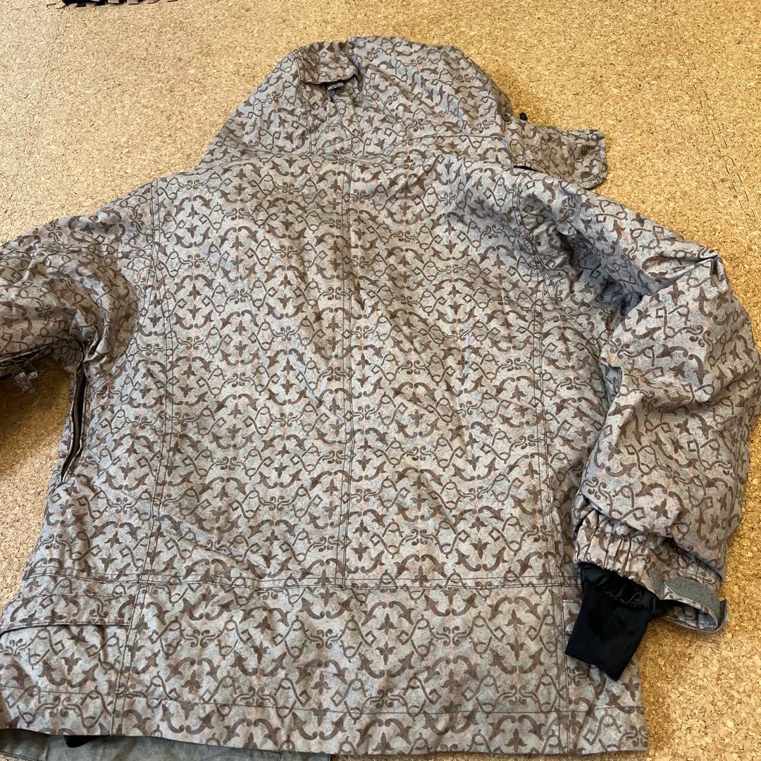 週末お値下げ！スノーボード　ウェア　デサント　バートン