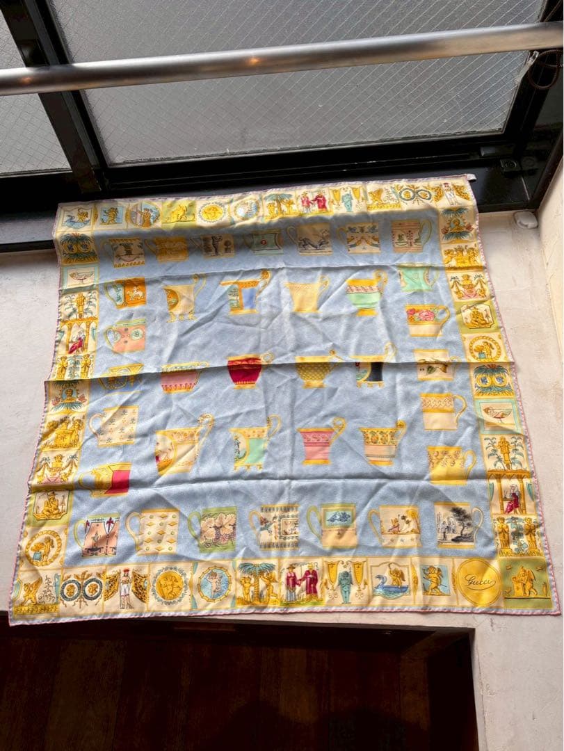 【極美品】GUCCI シルクスカーフ 多様なカップデザイン　85✖️85サイズ