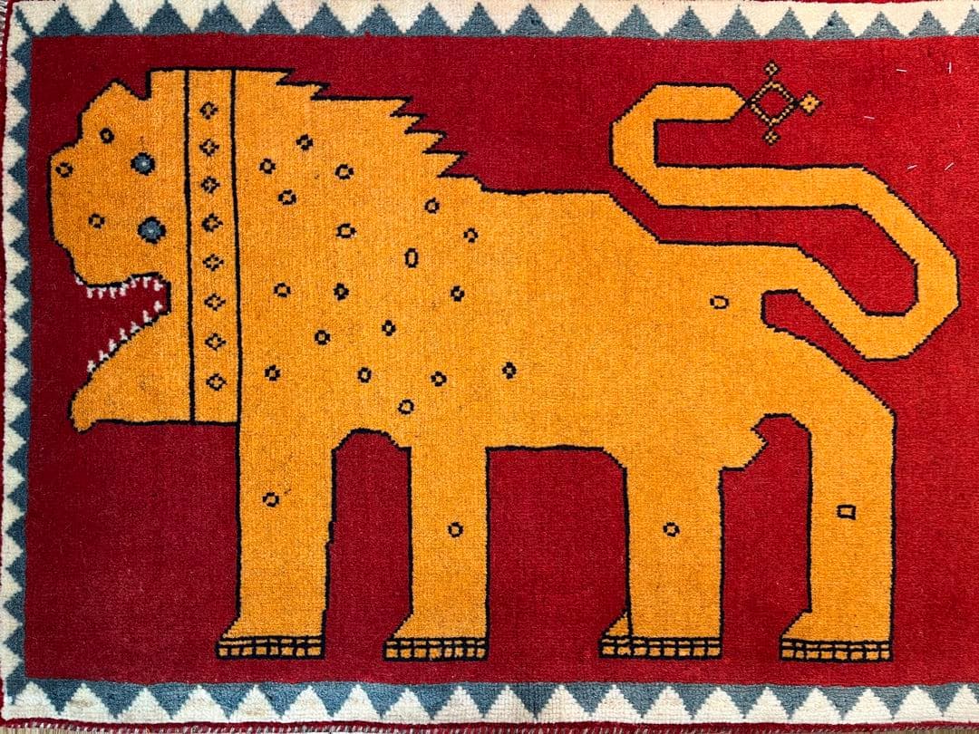 トライバルラグ　アマレバフト　95×65 茜色　ライオン