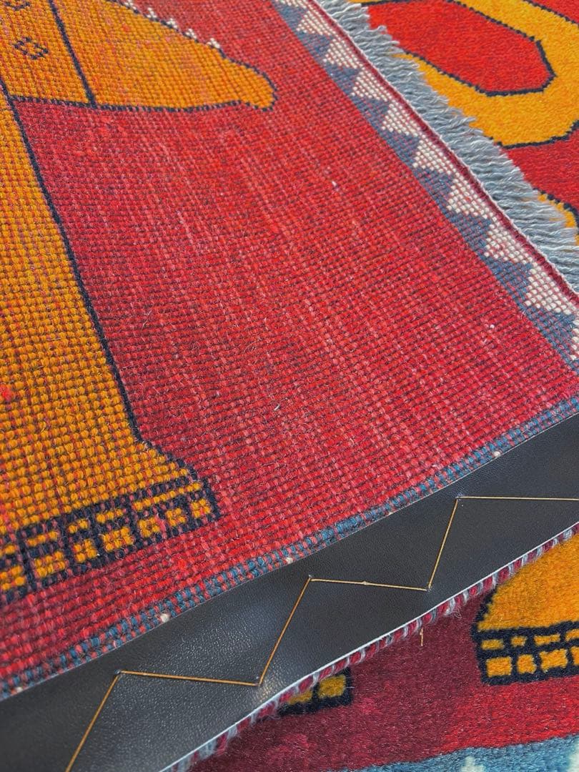 トライバルラグ　アマレバフト　95×65 茜色　ライオン