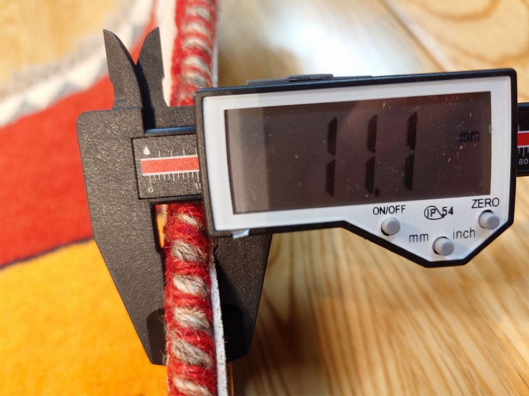 トライバルラグ　アマレバフト　95×65 茜色　ライオン