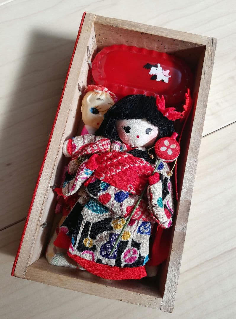 昭和レトロ　雛道具　ミニチュア布張りタンス　文化人形　ヘロヘロ人形　着せ替え人形