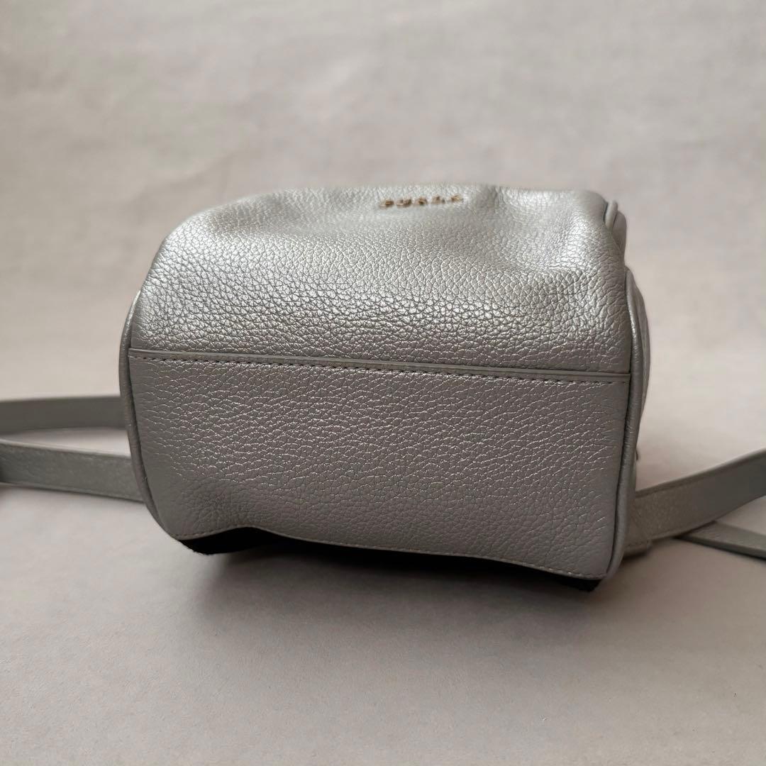 美品 FURLA フルラ フリーダ レザー ミニリュック シルバー