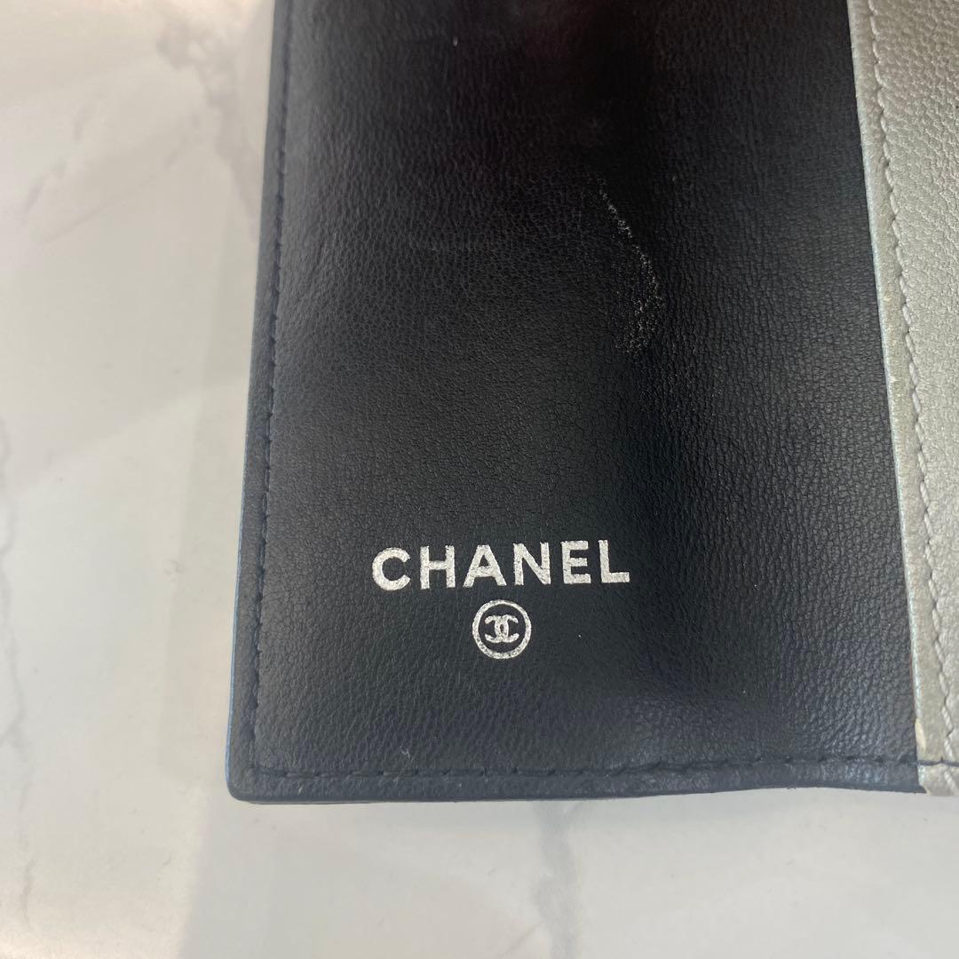 CHANEL ブラックレザー 6連キーケース　カメリア　16823557