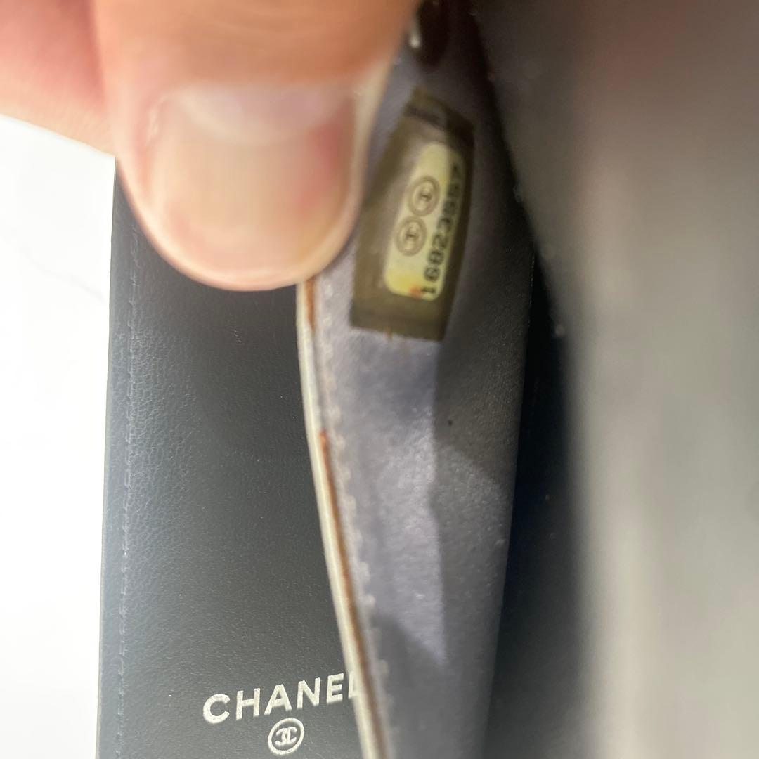 CHANEL ブラックレザー 6連キーケース　カメリア　16823557