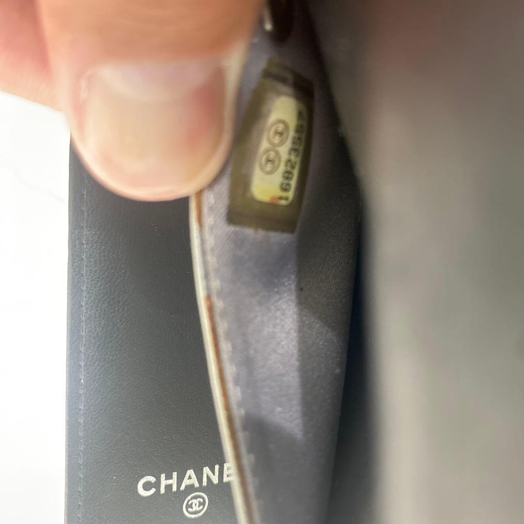 CHANEL ブラックレザー 6連キーケース　カメリア　16823557