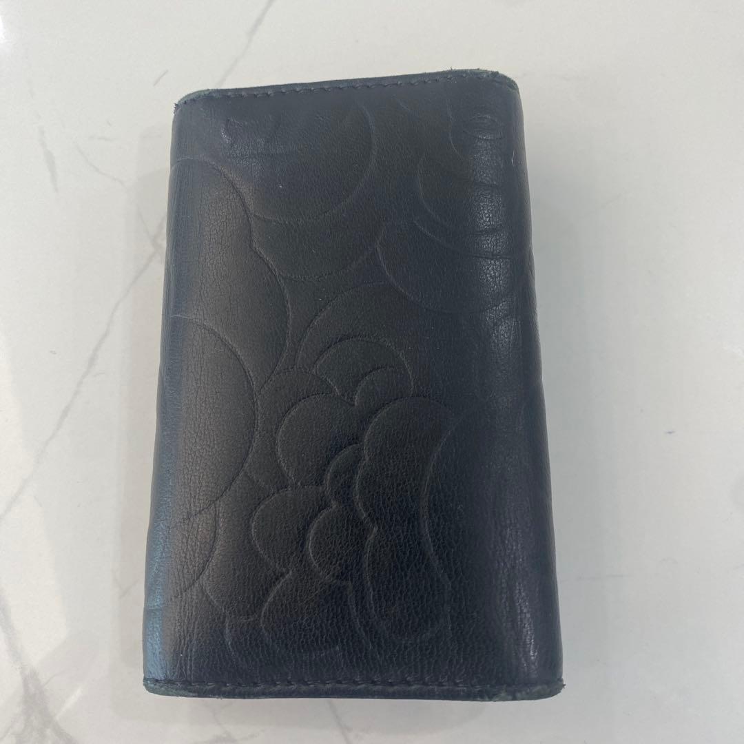 CHANEL ブラックレザー 6連キーケース　カメリア　16823557