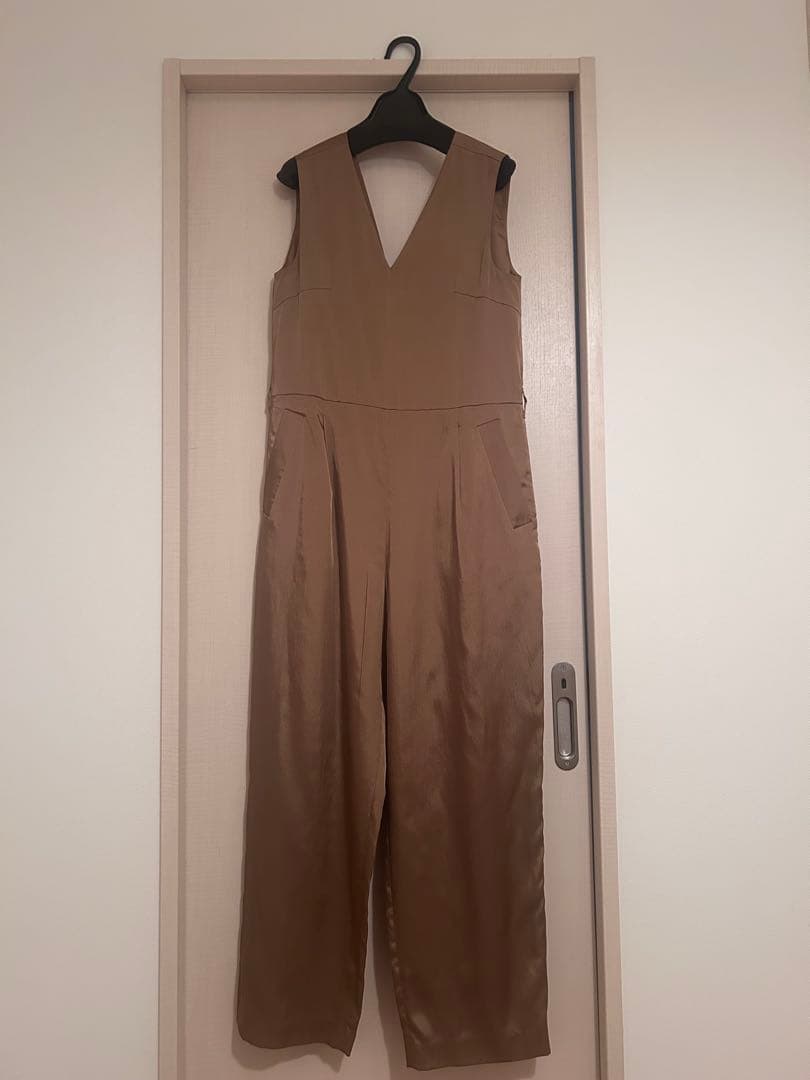 ＜conte＞サテン ノースリーブ オールインワン　ベージュ