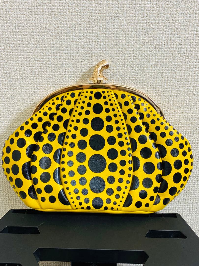 美品】YAYOI KUSAMA がま口 pumpkin クラッチバッグ - メルカリ