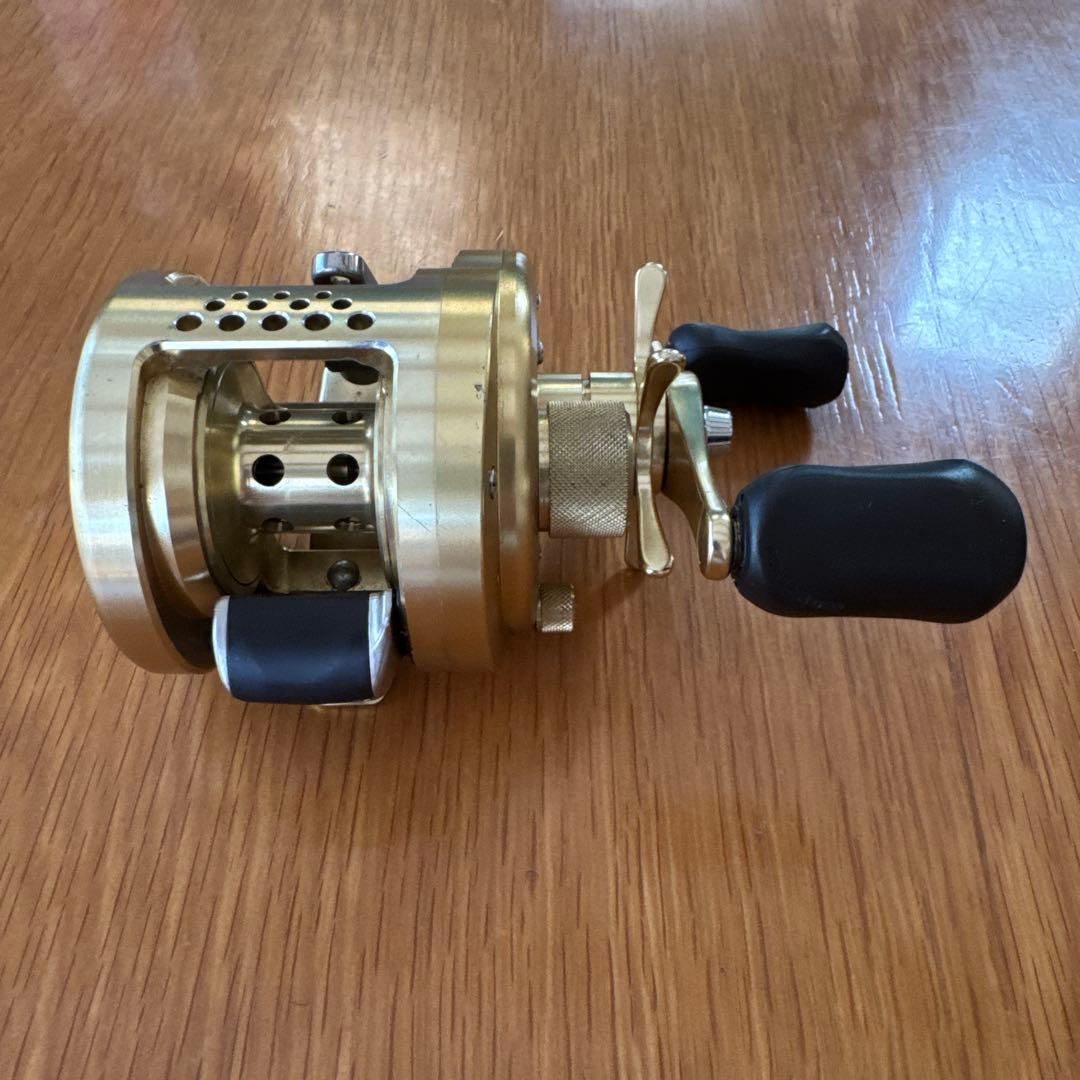 【美品】SHIMANOカルカッタコンクエスト200 右