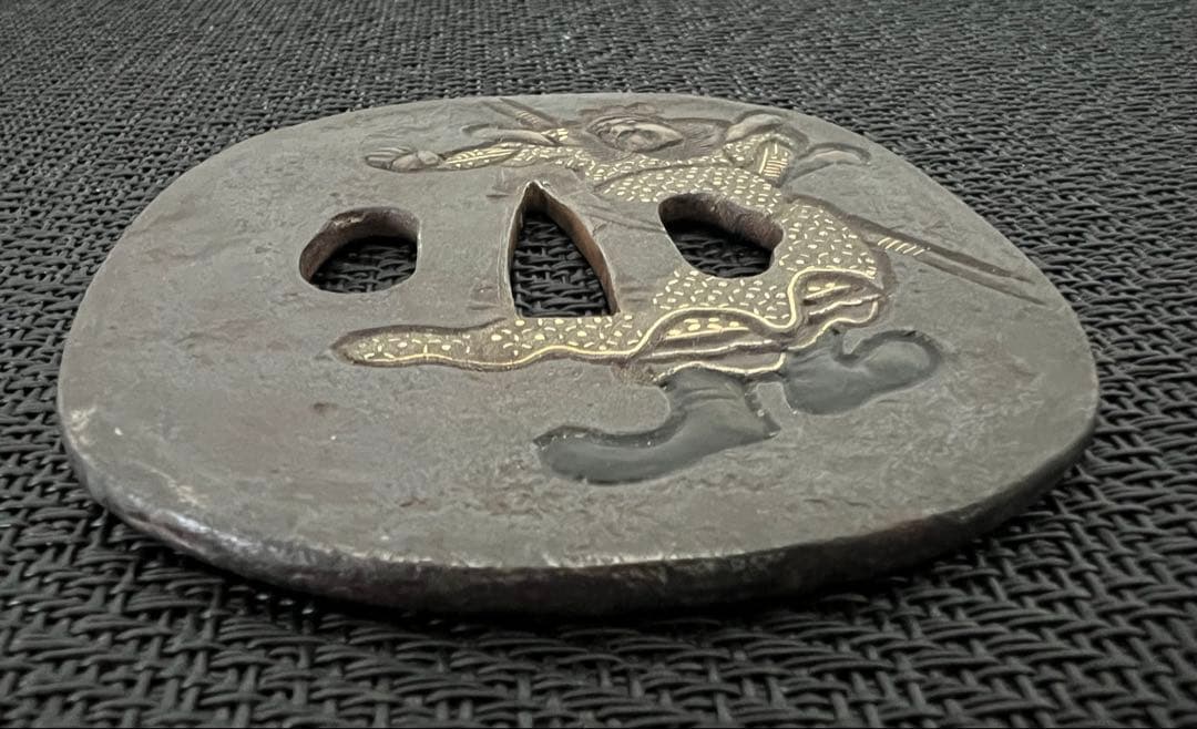 鉄地撫角形武者図鍔 金象嵌 刀装具 武具 時代物 無銘 アンティーク