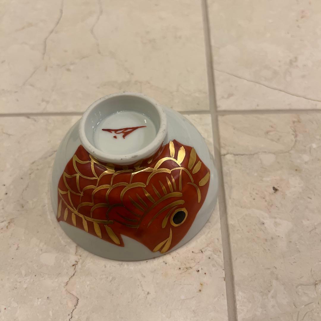 魚模様の白赤飯碗