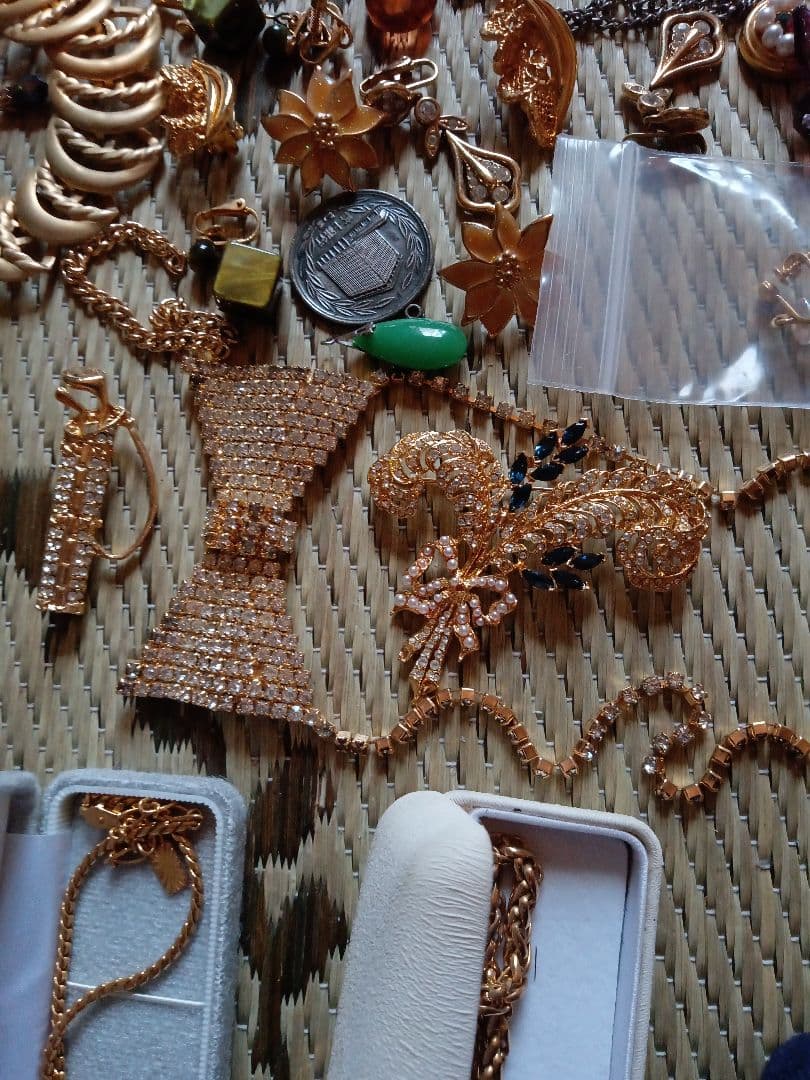 祖母の、遺品 ゴールドチェーンネックレス、ケース付き 数百種類