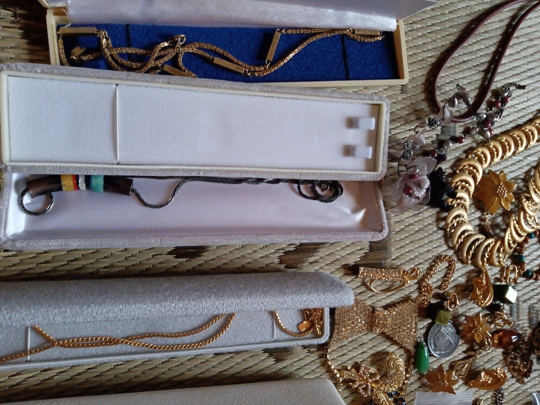 祖母の、遺品 ゴールドチェーンネックレス、ケース付き 数百種類