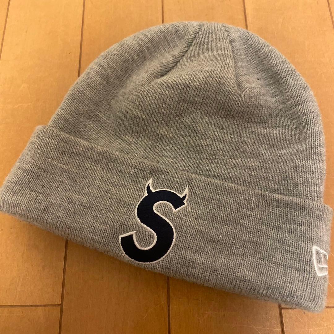 supreme new era s logo ニット帽 ビーニー ツノ ベビモン - メルカリ
