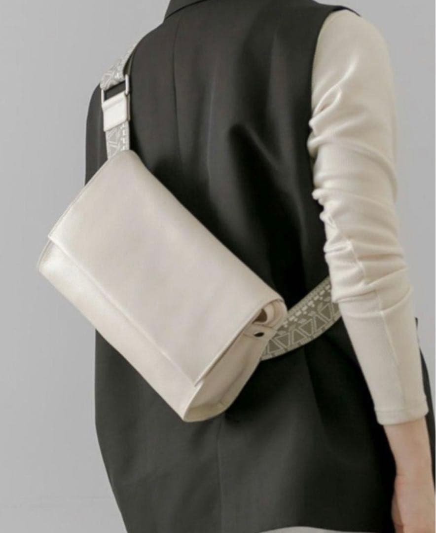 未使用　ear PAPILLONNER 柄テープボディバッグ　ウエストポーチ