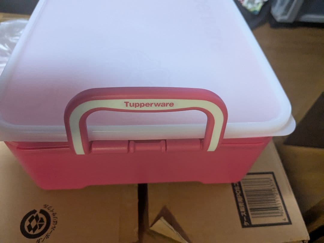 （135）タッパウェアハンドルコンテナとケーキテーカーセット　未使用品　説明必読