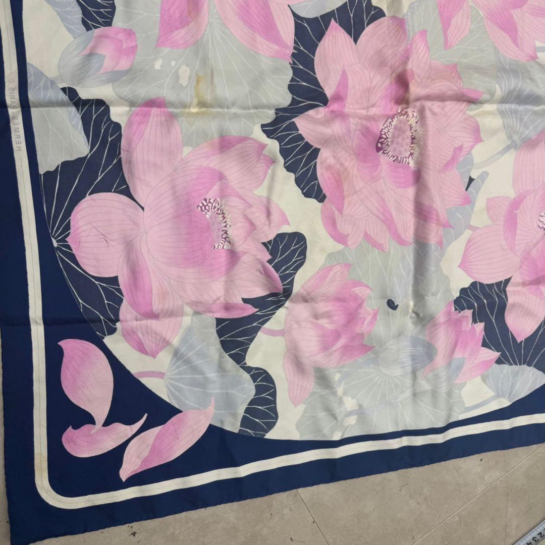 HERMÈS カレ90 ロータス 蓮の花 シルク スカーフ シミあり 中古品