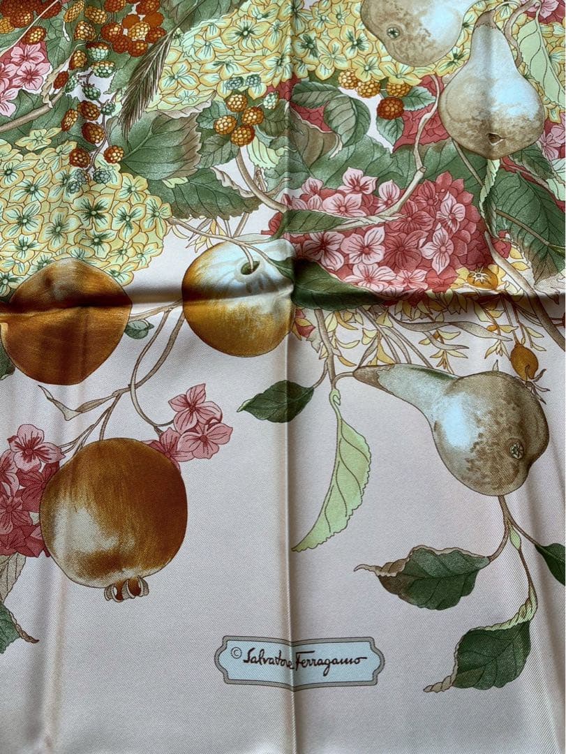 【新品未使用】フェラガモ Ferragamo 果実スカーフ 85✖️85センチ