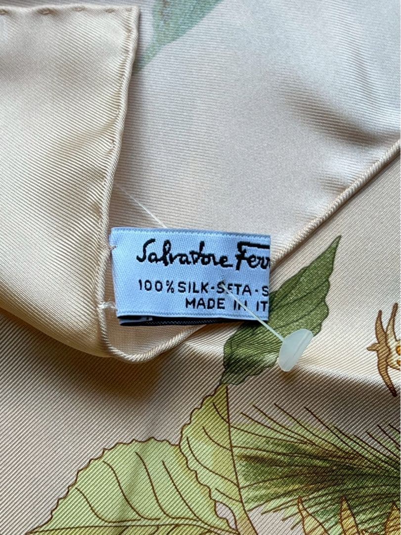 【新品未使用】フェラガモ Ferragamo 果実スカーフ 85✖️85センチ