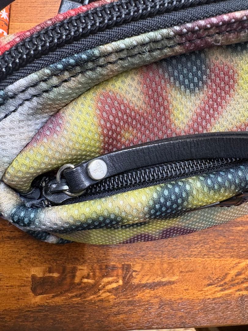 ヴィヴィアンウエストウッド スプレーペイント柄 ボディバッグ