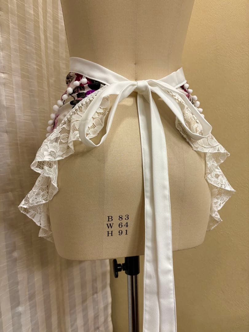 エプロン ピンクバラ柄 オフ白レースフリル 白ポンポン フラメンコ