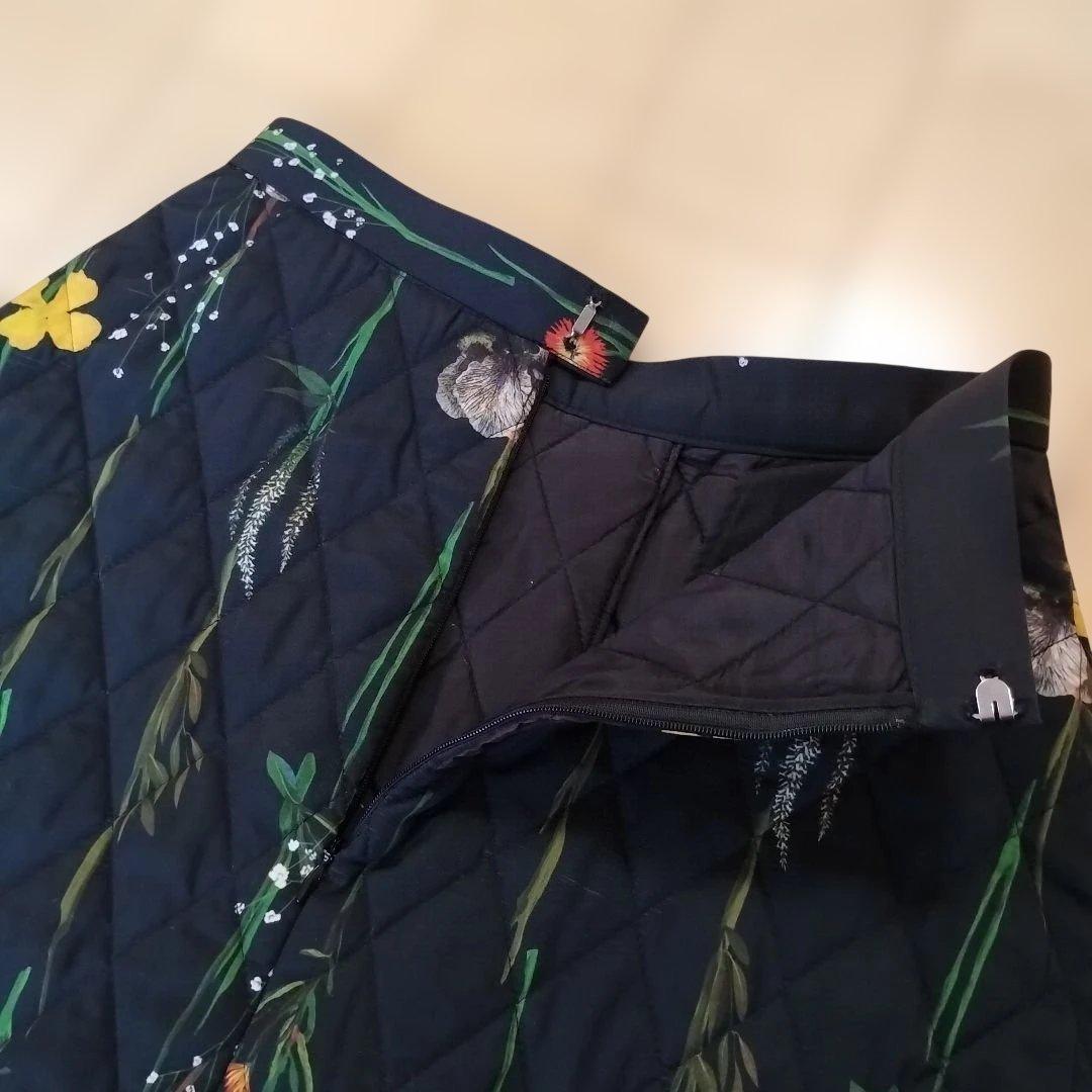 AKIRANAKA】アキラナカ フラワープリントキルティングスカート/ブラック