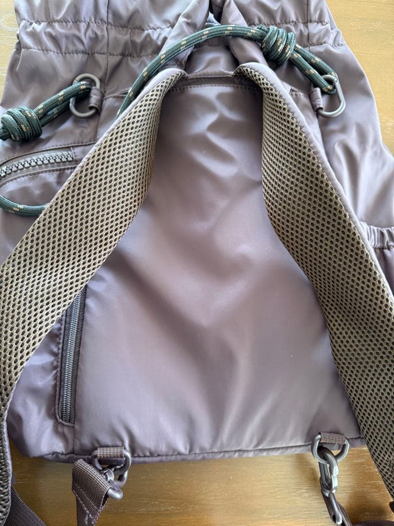 美品　撥水 emmiロゴマルチバックパック　バーガンディ