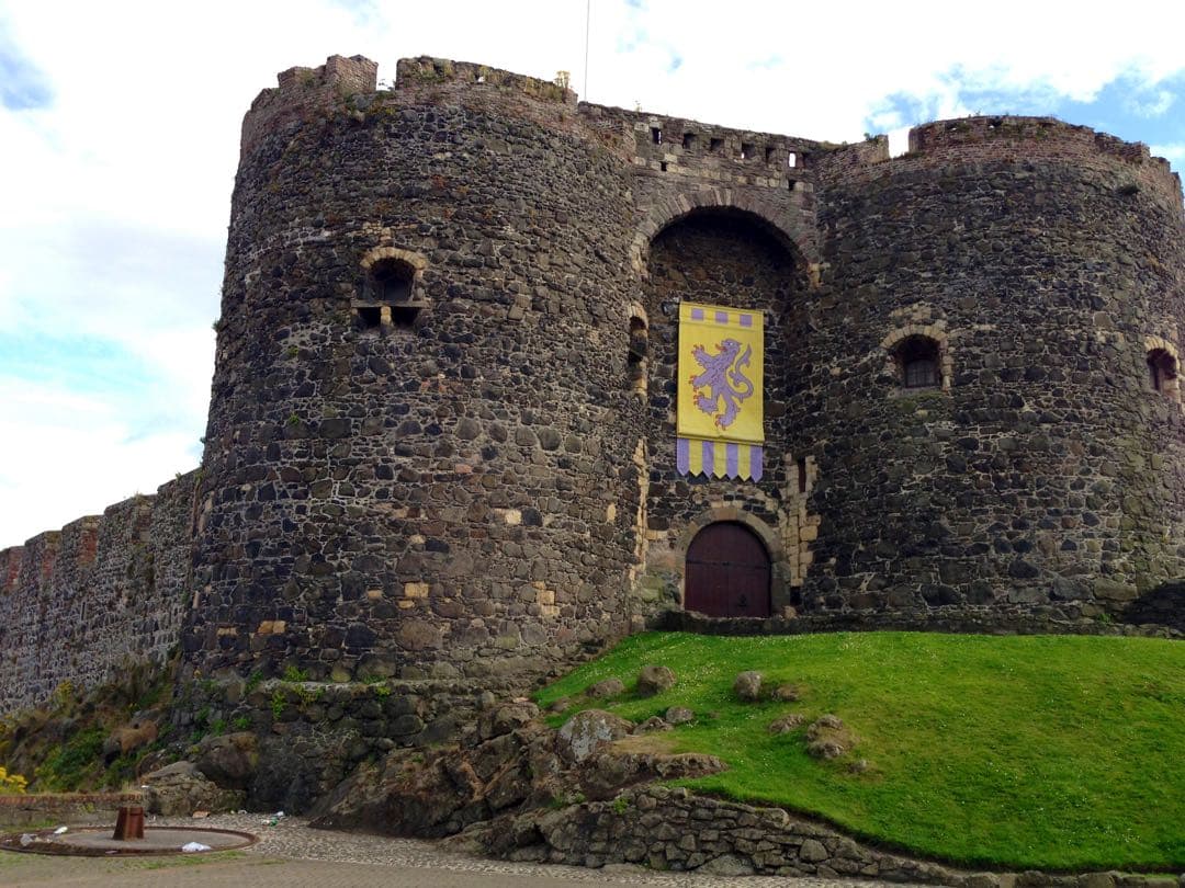 希少品】北アイルランドジャイアンツ・コーズウェイ 木製の剣3本セットと盾