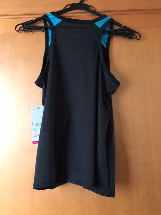 ラッキーインラブ　テニスウェア　黒トップス　US-Sサイズ　新品