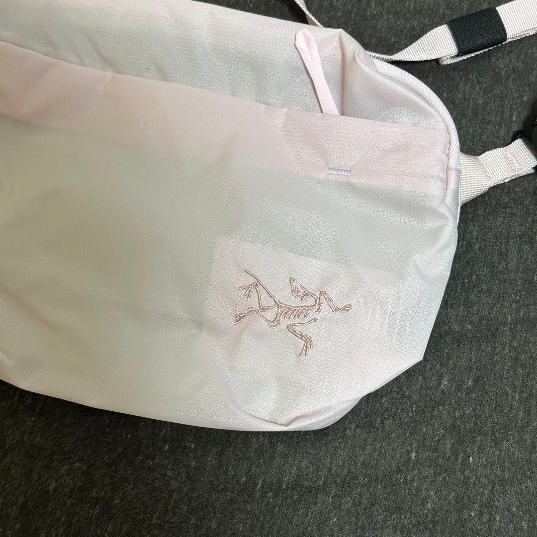 アークテリクスピンク ボディバッグ