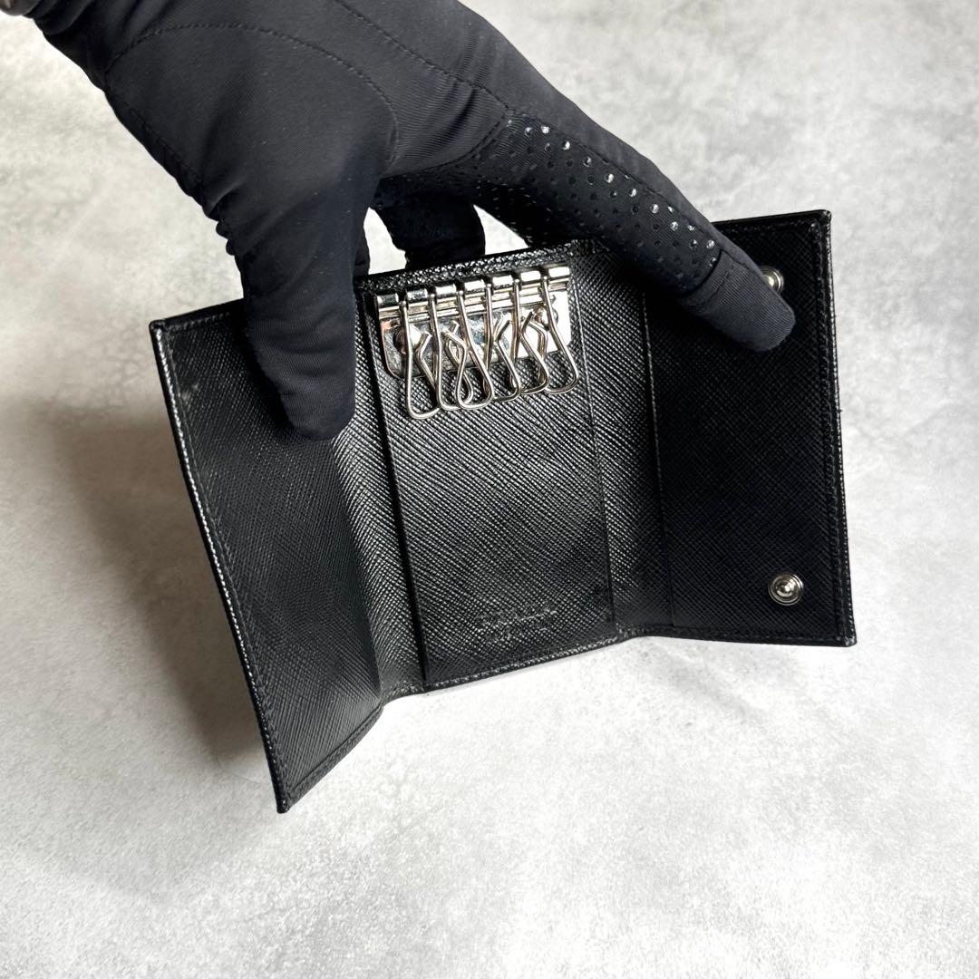 【美品】 PRADA プラダ / サフィアーノトライアングルキーケース ブラック