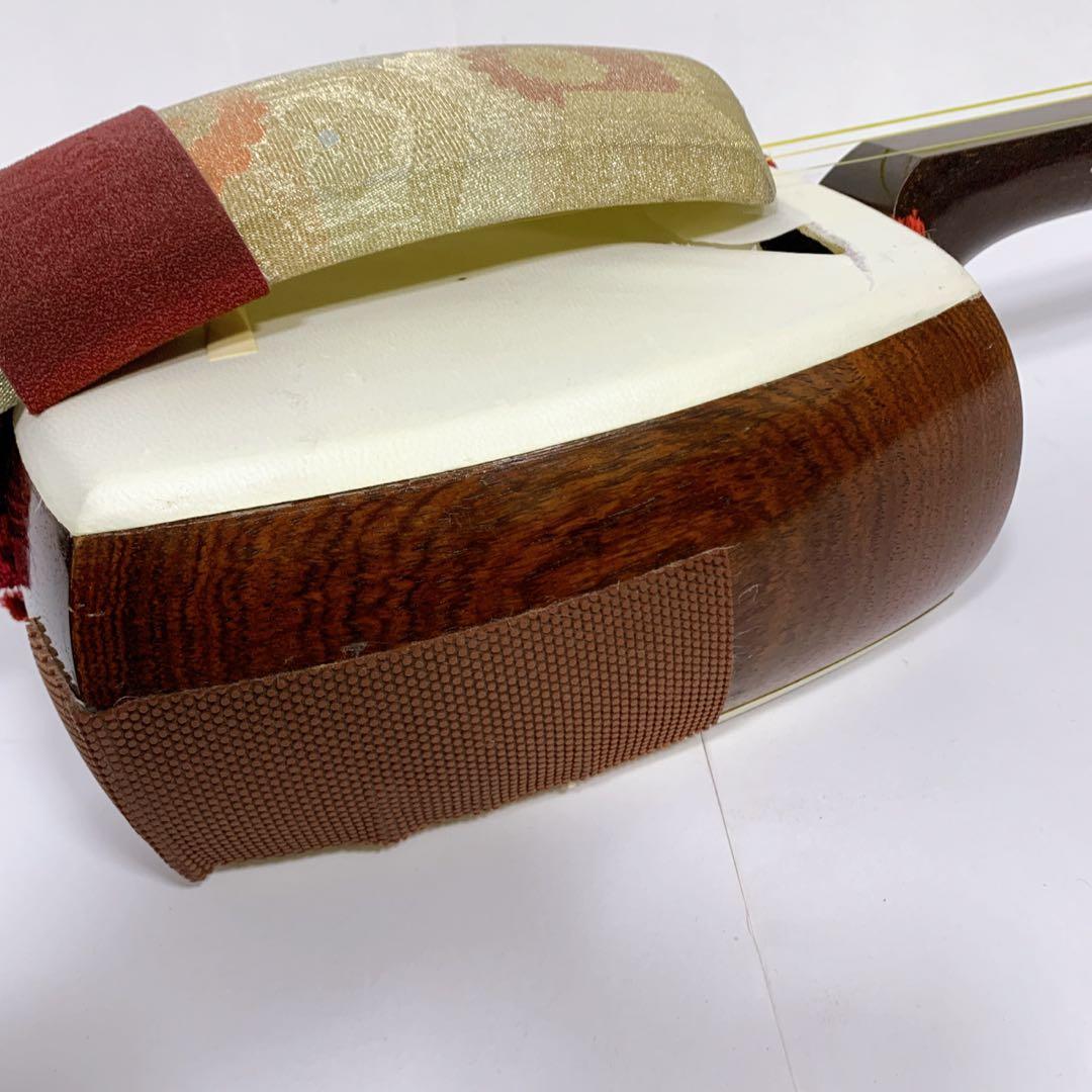 【送料込】高級 三味線 中棹 紅木 津軽張り 東触り 丸打ち胴 ケース付き