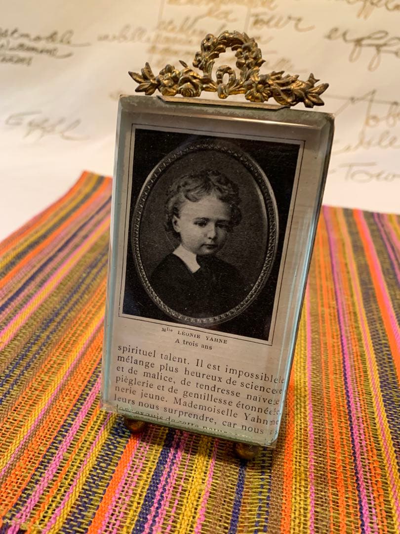 フランス製　アンティークの真鍮リボン細工が素敵な写真立て！写真も可愛いです！