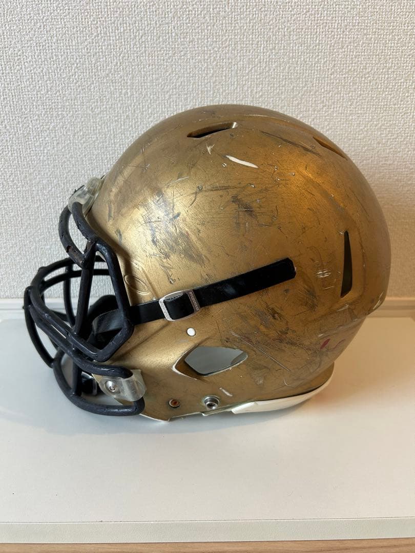 アメリカンフットボール　ヘルメット 金色　大阪産業大学附属高校
