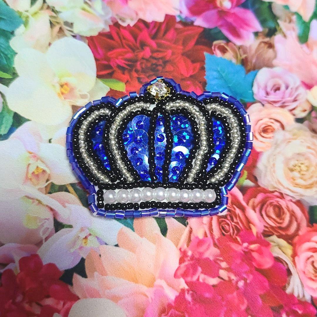 王冠 ビーズ刺繍 ブローチ ブルー ミニサイズ - メルカリ