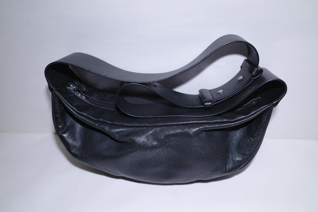 COS レザー プリーツベルトバッグ ブラック COS レザープリーツベルト