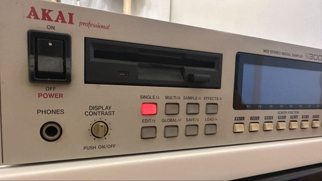 s*o様 AKAI S3000XL 電源ok ケーブル付 ジャンク扱い サンプラ